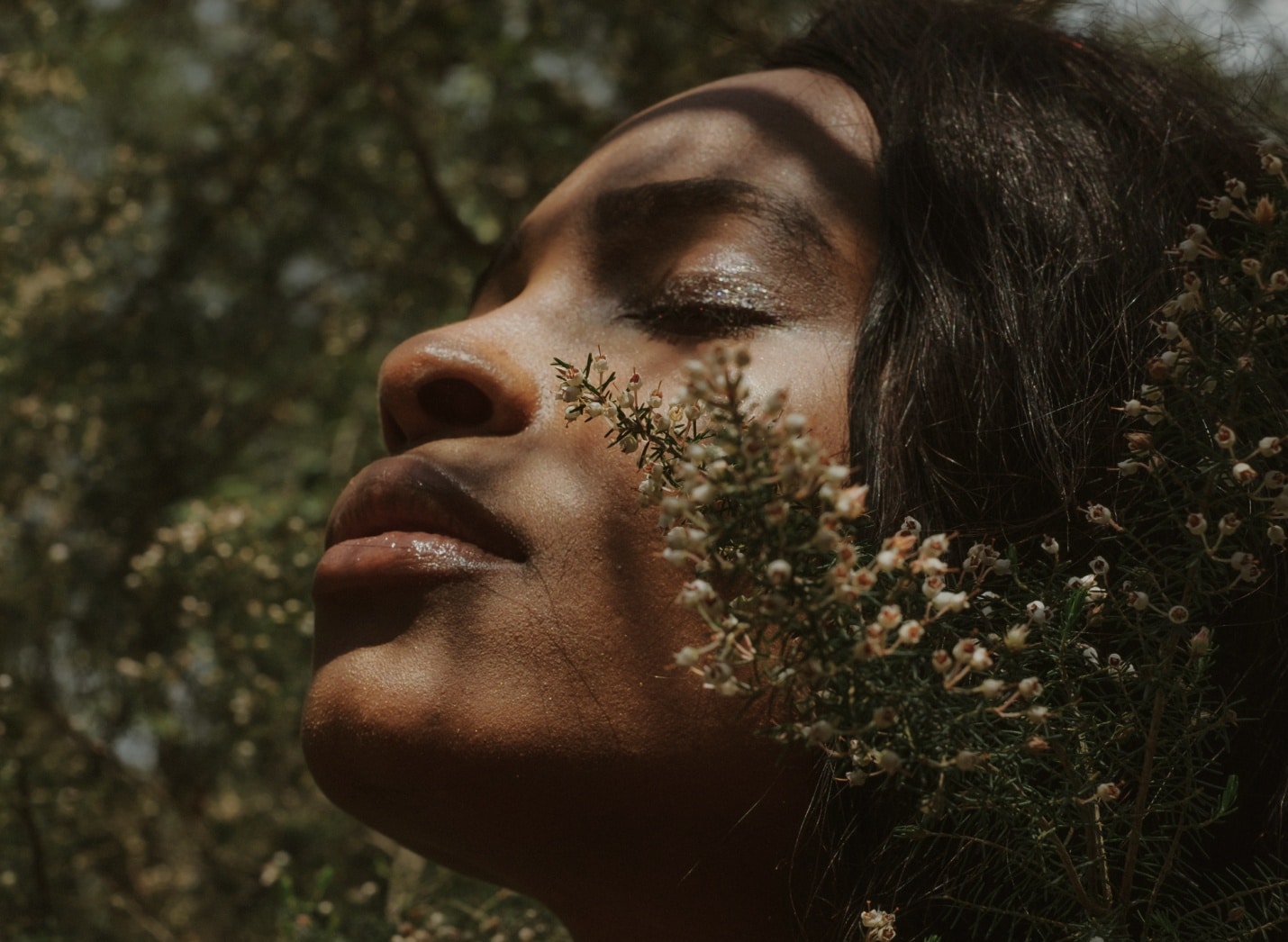 Photo stylisee d une femme en plein nature et vue rapprochee sur son visage lips bleaching| Maison abeille esthetique Paris